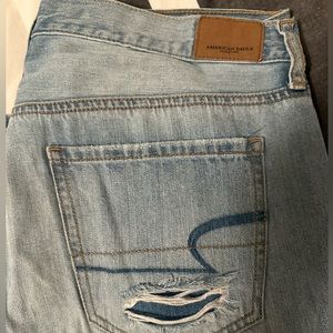 AE Strigid Ripped Mom Jean